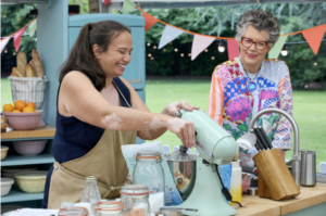 Mary Washington alumna Jenn Reyes ’99 shares a laugh with ‘The Great American Baking Show’ judge Prue Leith. A dentist in New York, Reyes has a sweet tooth and a penchant for baking that won her a spot on the show, now streaming on Roku.